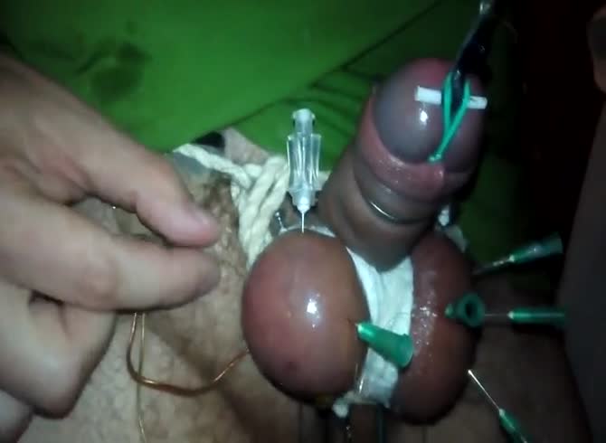 Video :Masochist dude torturing his own dick for pleasure